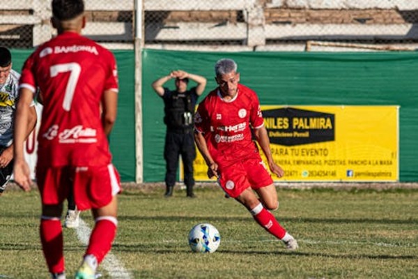 UFC巅峰对决来袭，冠军腰带争夺战一触即发